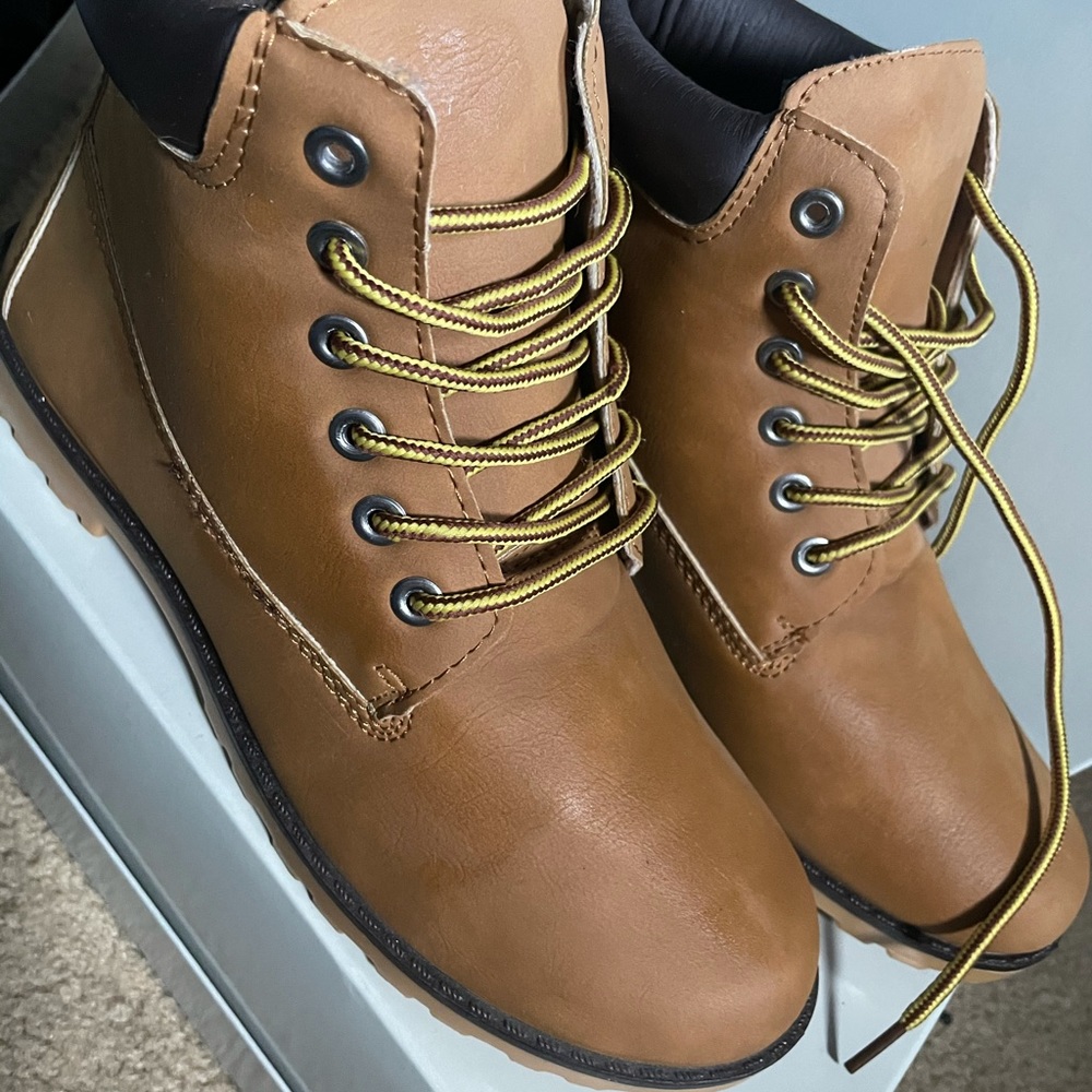 Forever 21 - Boots - Tan - Size 8
Brand new